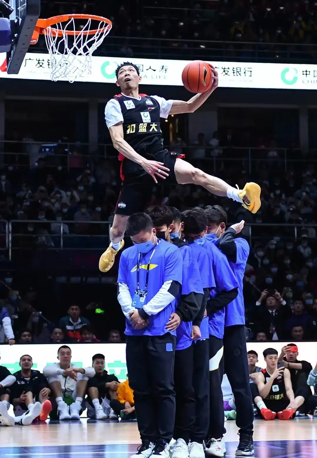 包含芝加哥公牛鏖战中国男篮，Hanssama打破历史纪录宿命之战2025世界赛，点燃全场激情的词条